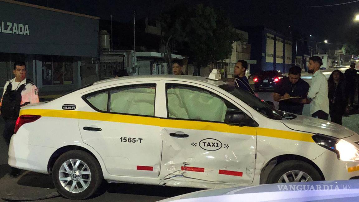 $!El taxi terminó abollado de un costado.