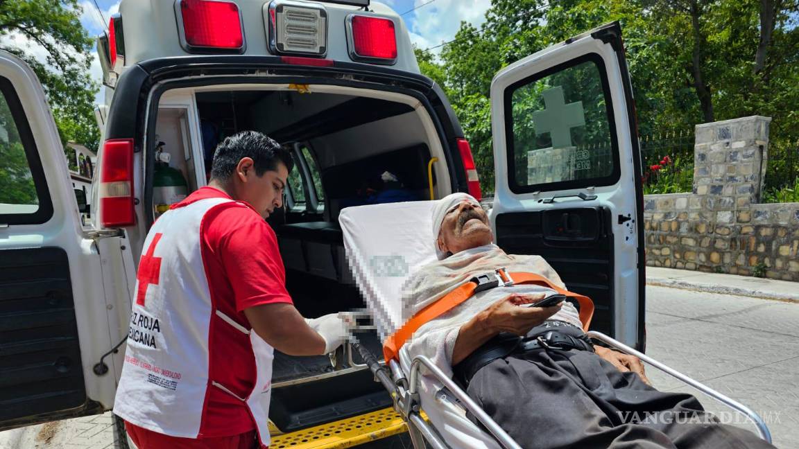 $!Paramédicos de la Cruz Roja brindaron asistencia médica a Salomé, de 74 años, quien sufrió heridas durante el intento de robo.