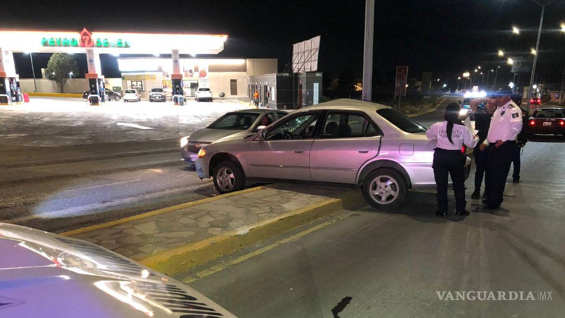 $!Elementos de Tránsito Municipal tomaron conocimiento de lo ocurrido y se entrevistaron con el conductor.