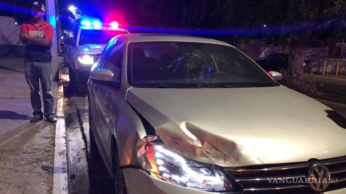 $!Elementos de tránsito municipal investigan la colisión entre el vehículo Volkswagen y la patrulla de la policía en el bulevar José Sarmiento.