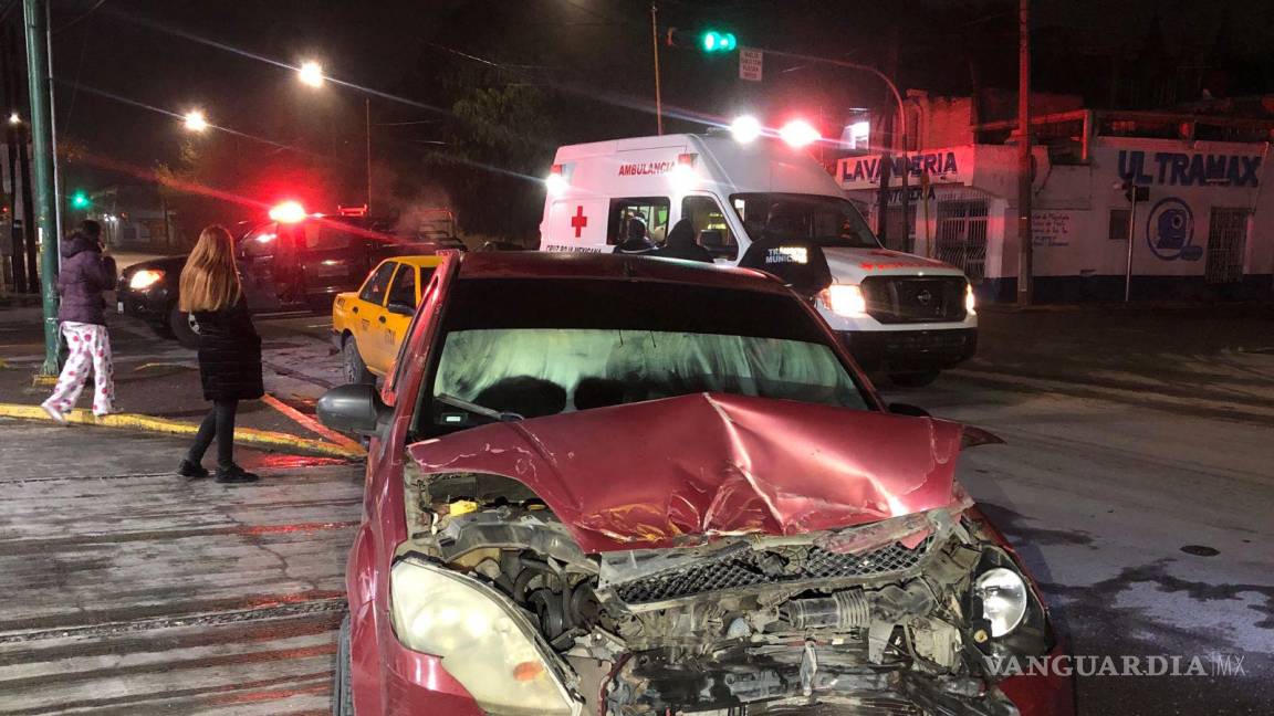 Ebrio y agresivo conductor se le atraviesa a taxista y provoca accidente, en el Centro de Saltillo