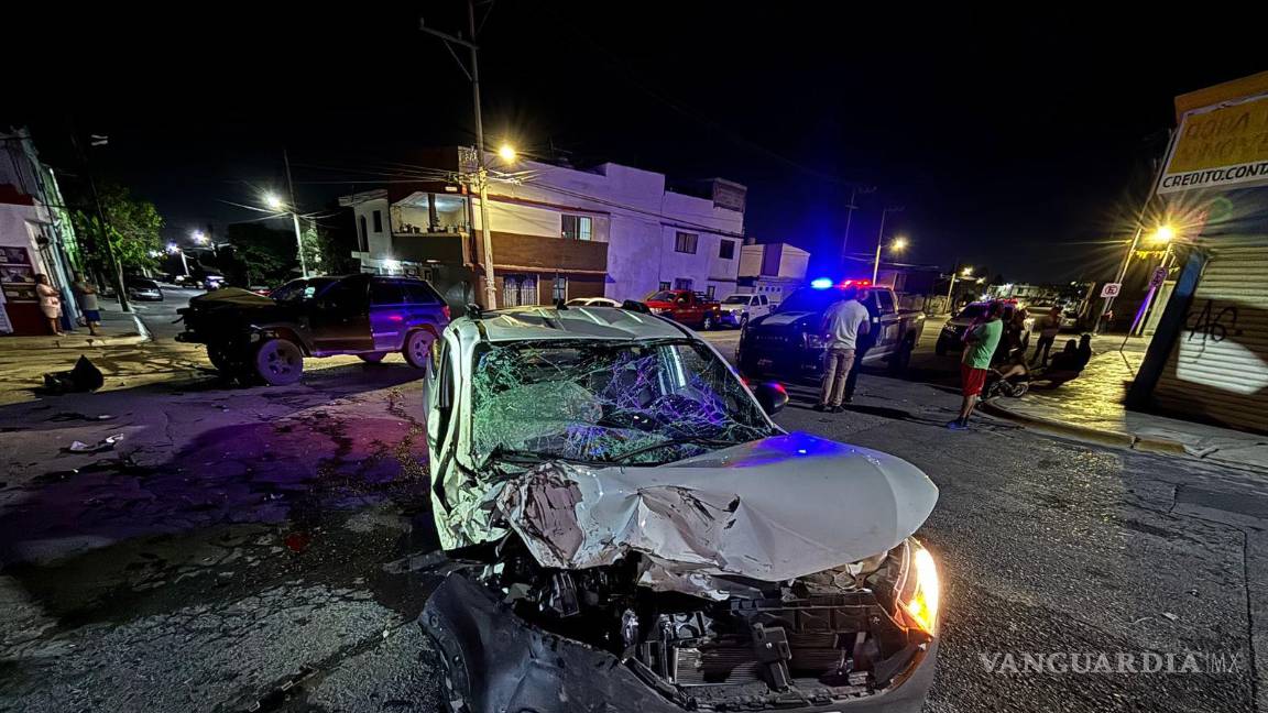 Saltillo: conductor ignora alto, provoca aparatoso accidente y termina con su Jeep destrozado