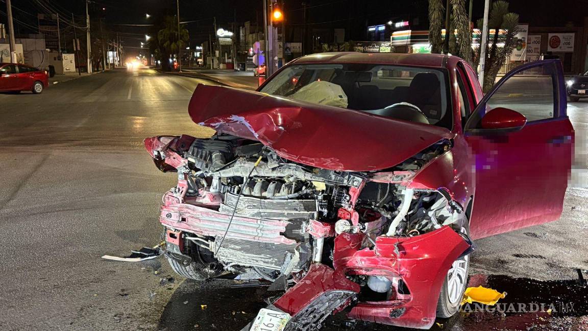 $!El accidente dejó severos daños en los vehículos, ambos considerados pérdida total.