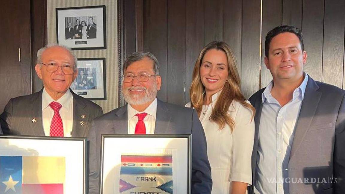 $!El Cónsul Humberto Hernández Haddad, Frank Fuentes, Javier Díaz González y su esposa, Luly López Naranjo, en la reunión para fortalecer la cooperación entre Saltillo y Austin.