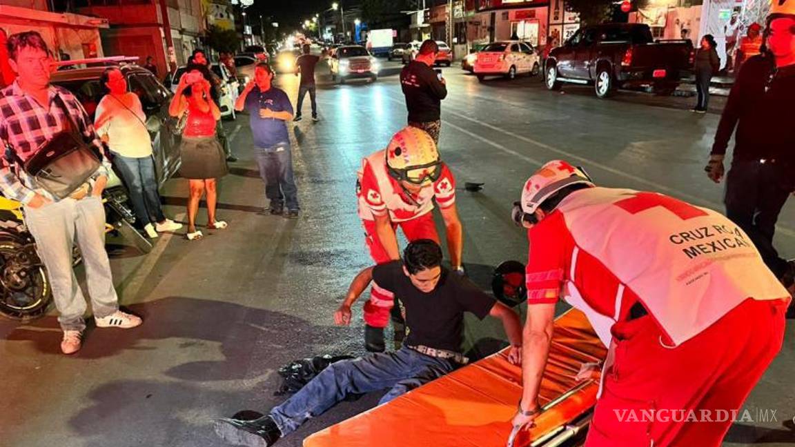 $!El motociclista fue revisado por los paramédicos.