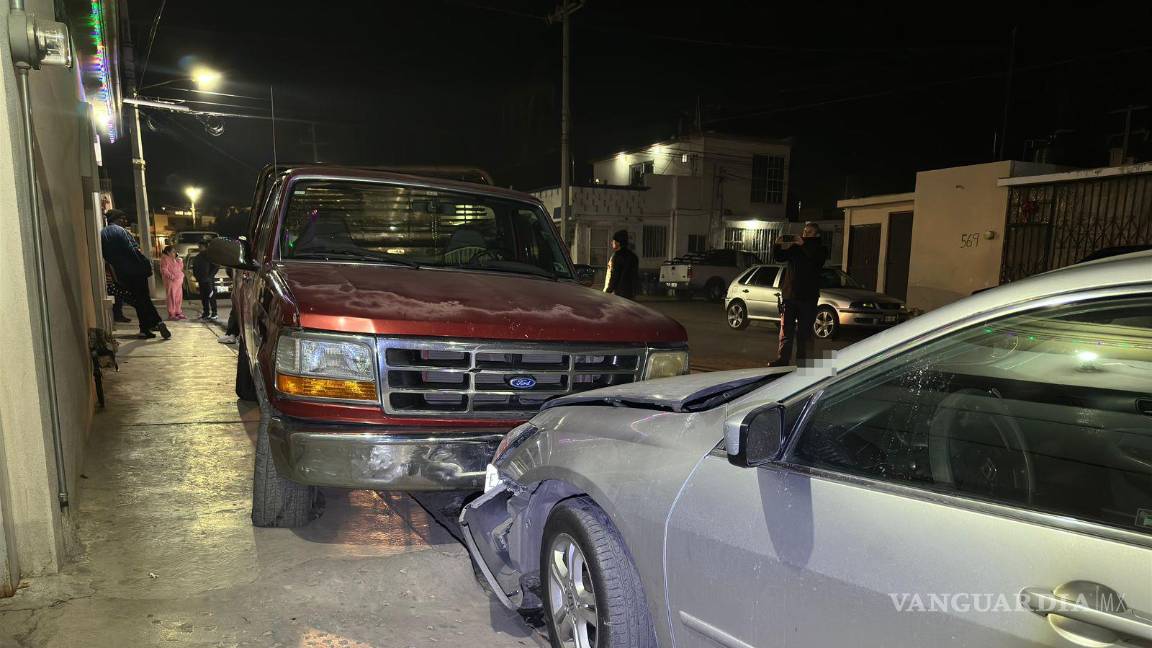 $!Vecinos de la colonia Satélite Sur acudieron al lugar tras escuchar el estruendo del choque.