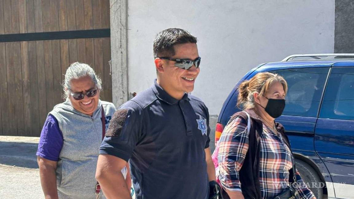 $!Elementos de Seguridad Pública de Parras ayudan a personas mayores con traslados a sus hogares.