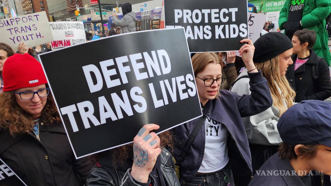 $!Fotografía de archivo del 31 de marzo de 2023. Jóvenes piden defensa a vidas y niños trans, durante una manifestación en Nueva York.