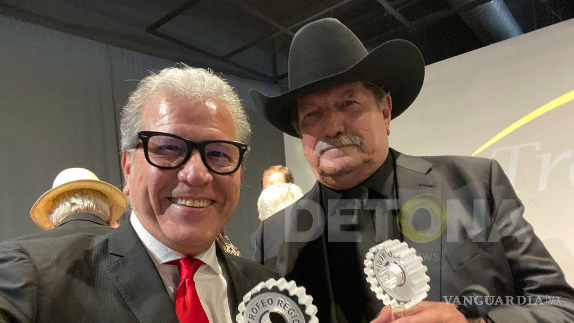$!Oscar Flores, derecha, con el Trofeo Regio Edición 2024, también recibido por Plácido Garza, director de Grupo DETONA.