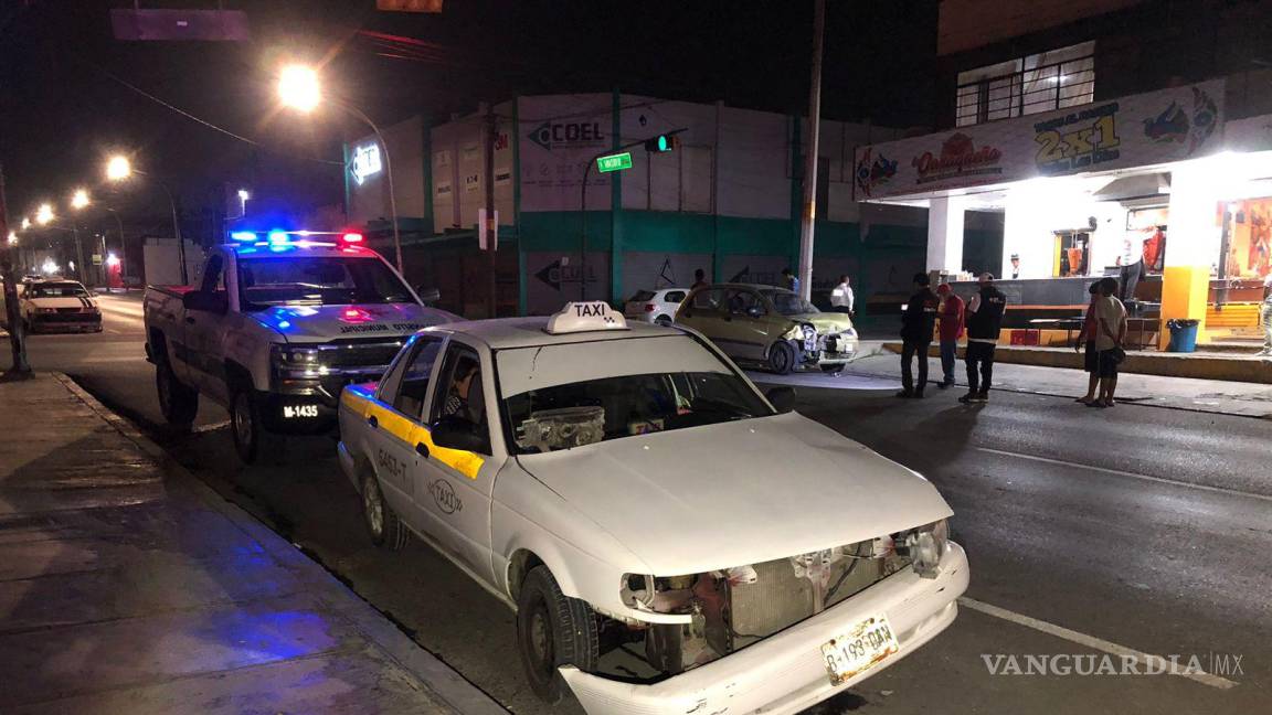 Pasajera de taxi termina lesionada durante percance vial en la Zona Centro de Saltillo
