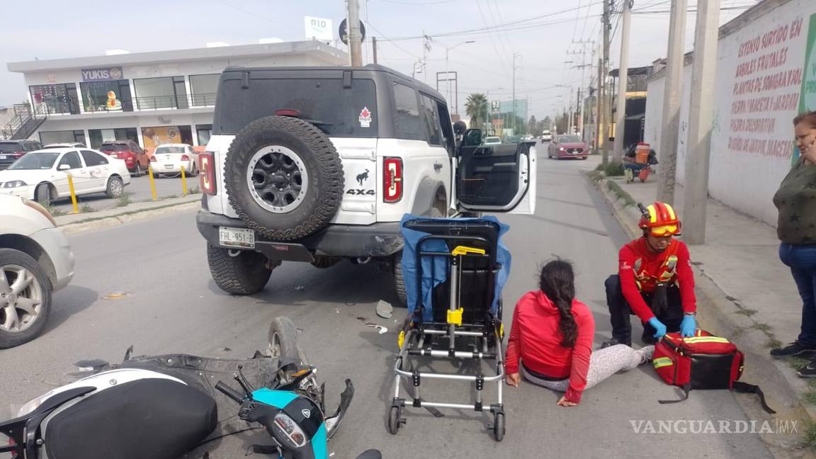 Mujer motociclista descuida la distancia y se estrella contra camioneta en Ramos Arizpe