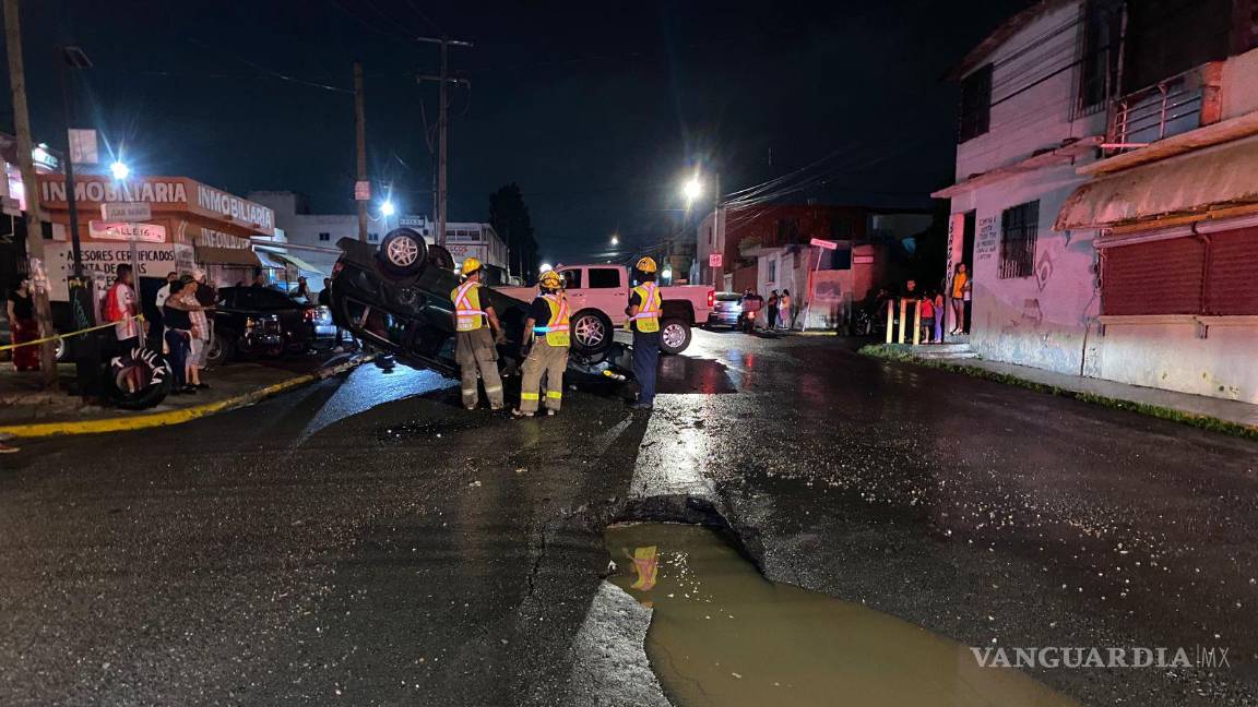 Bache ‘invisible’ origina volcadura en Saltillo; lo confundieron con charco de agua