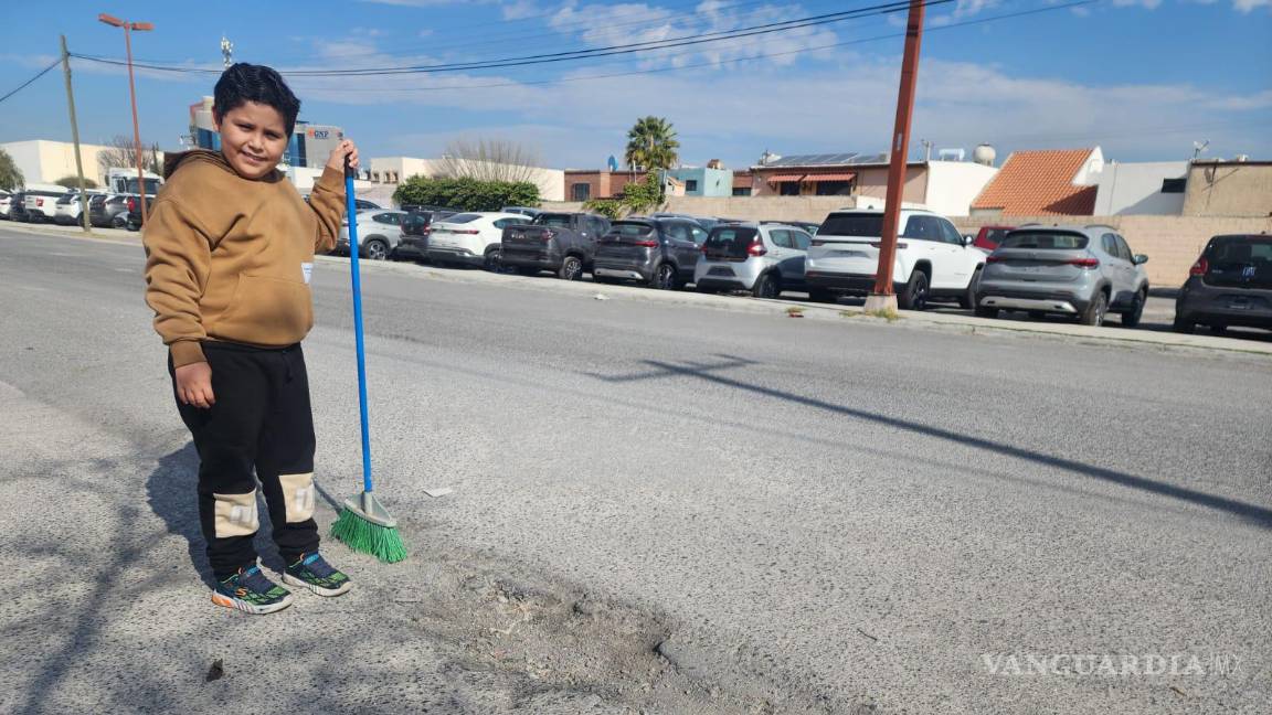 Saltillo: niño de Harmony School tapa bache con su familia; ‘las buenas acciones no se detienen’