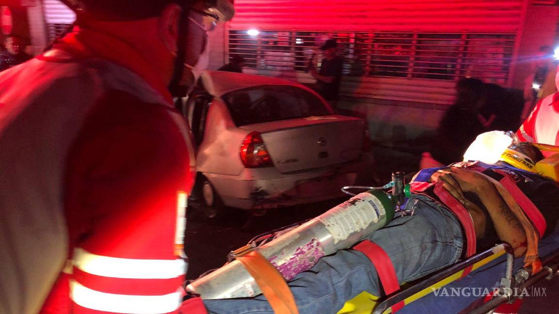 $!Paramédicos de la Cruz Roja brindaron asistencia a los heridos en el lugar del accidente, con el objetivo de estabilizar su condición antes de ser trasladados al hospital.