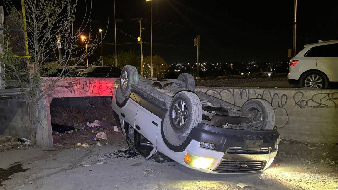 Cae en desnivel y vuelca su camioneta en Saltillo; no vio el camino