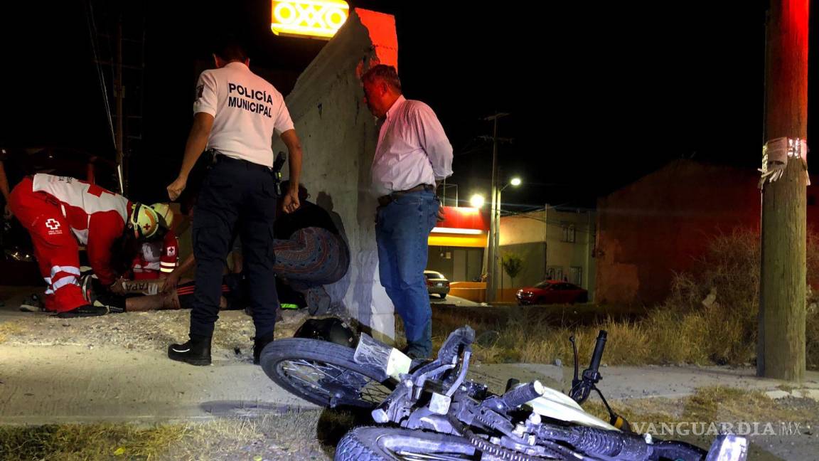 Motociclista se le atraviesa a vehículo y termina sobre el asfalto en Saltillo
