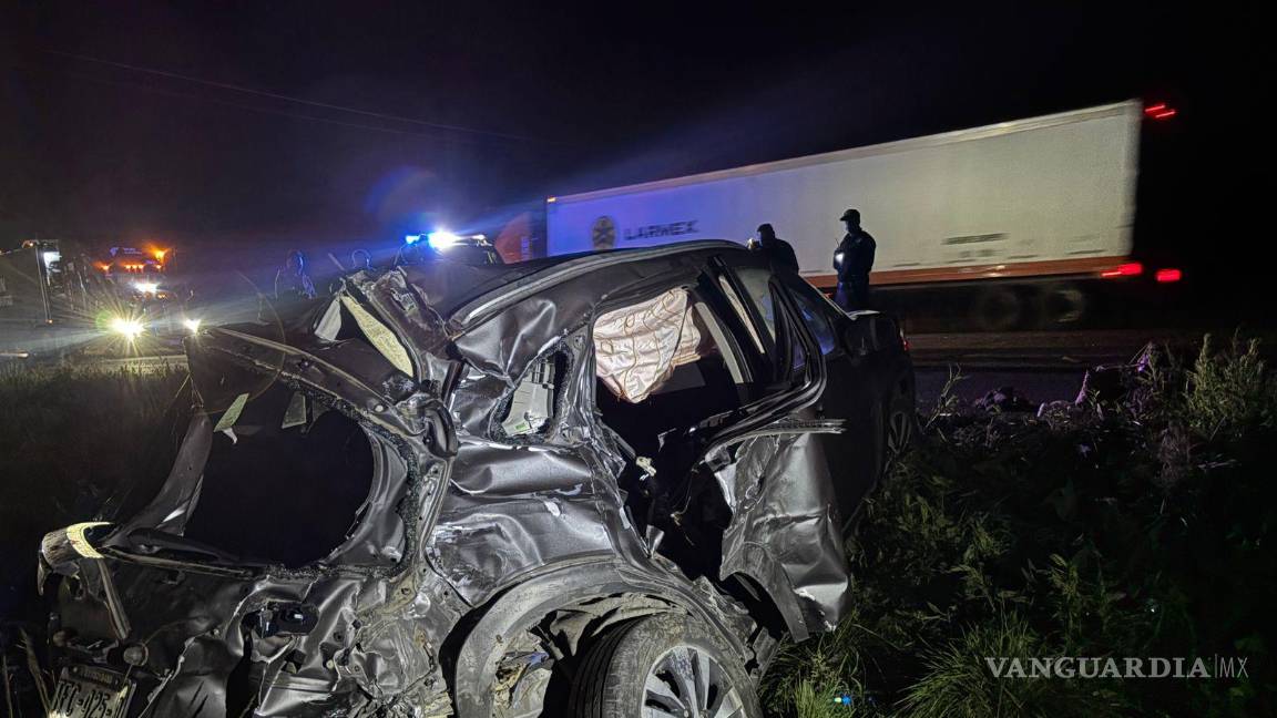 Se salvan de milagro al atravesarse al paso de tráiler, en la carretera a Huachichil