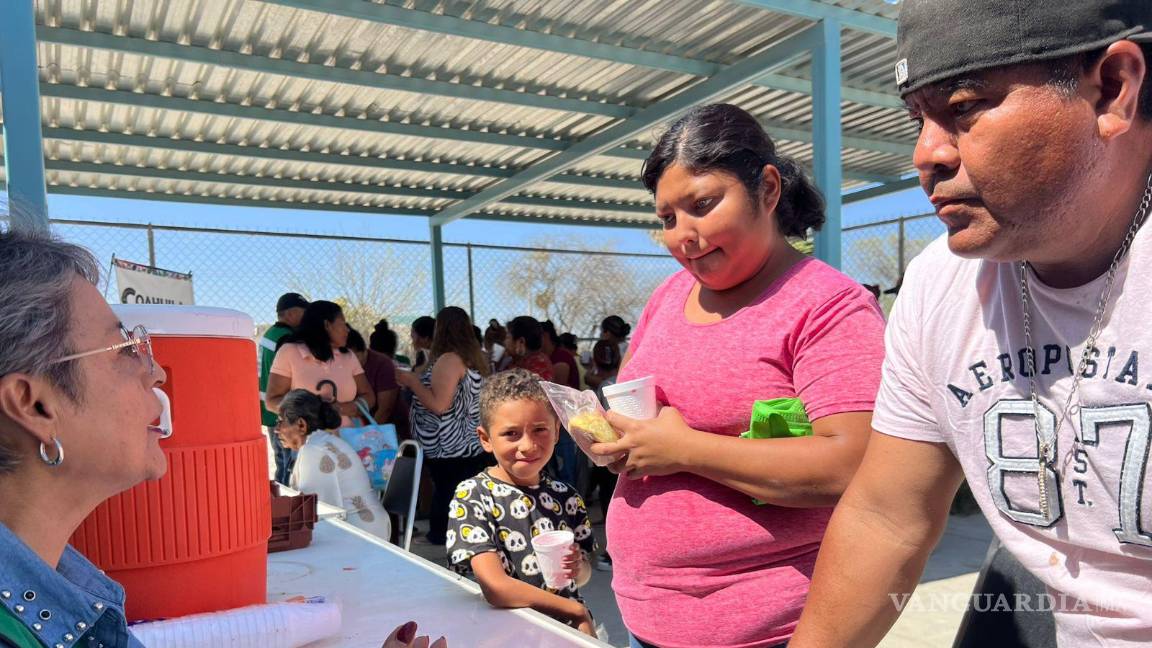 $!Decenas de familias acudieron a recibir orientación médica.