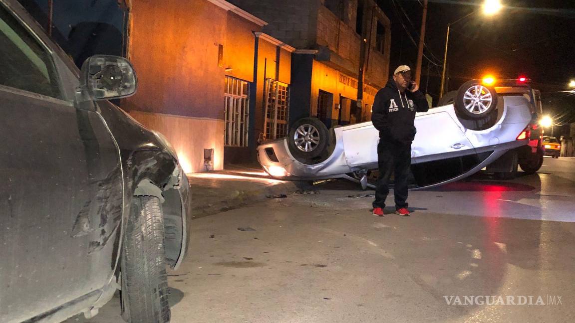 $!El auto se impactó contra un Versa, antes de volcar.