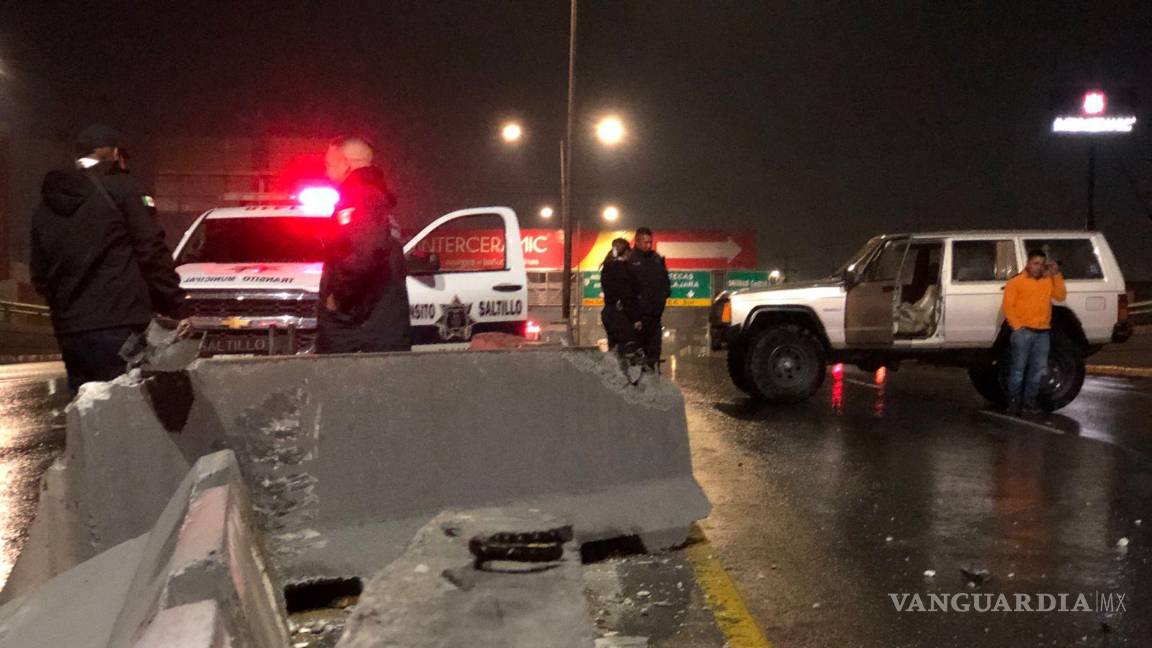 $!Elementos de Tránsito Municipal acudieron al lugar de los hechos tras recibir el reporte mediante el número de emergencias 911.