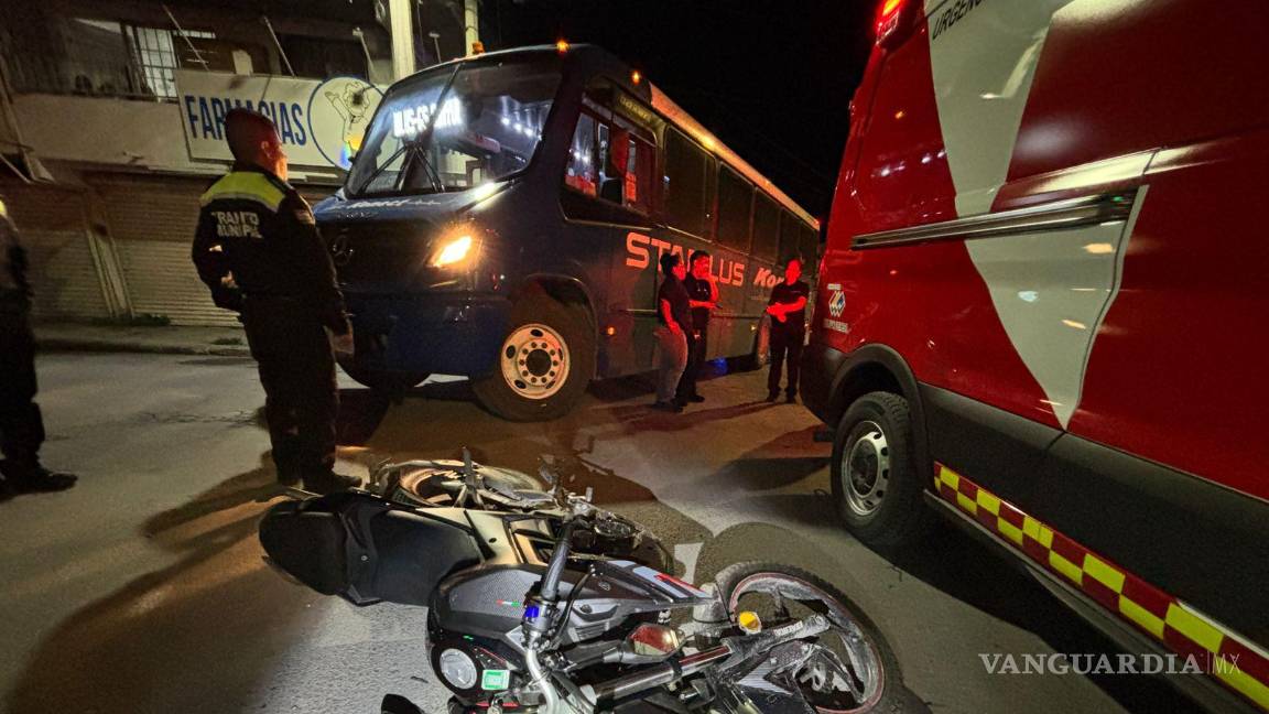 Motociclista termina herido tras ser derribado por transporte de personal, en Saltillo