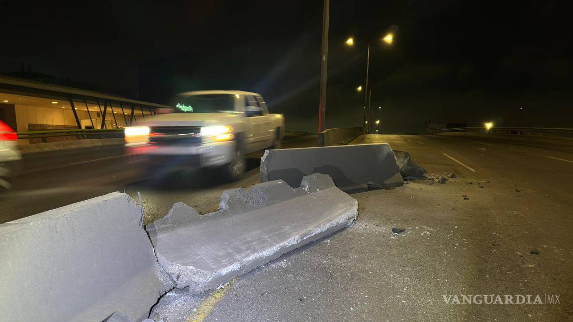 $!El choque provocó que tres muros se proyectaran al carril contrario.