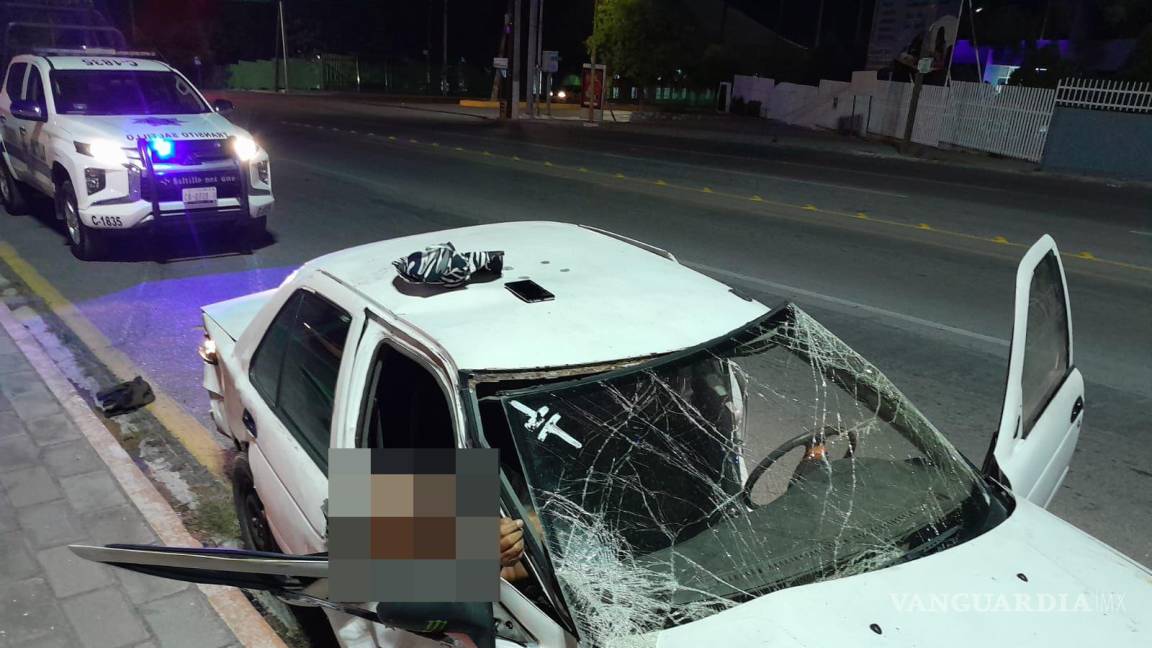Saltillo: conductor en presunto estado de ebriedad omite semáforo y provoca percance
