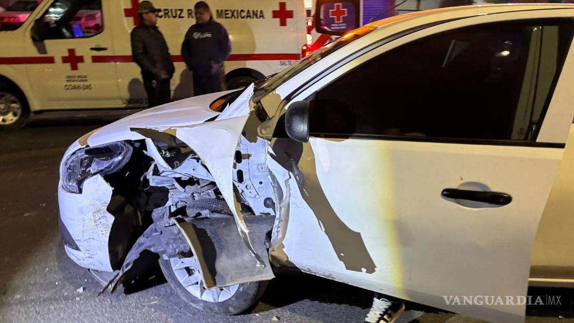 $!La vialidad en prolongación Otilio González permaneció parcialmente cerrada durante las maniobras de auxilio.