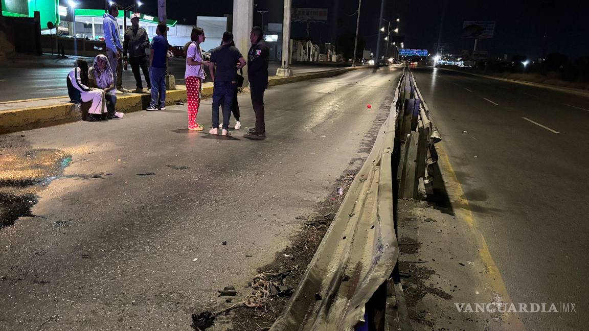 $!Elementos de Tránsito Municipal abanderan la zona para evitar que otros conductores se impactaran con la unidad atravesada.