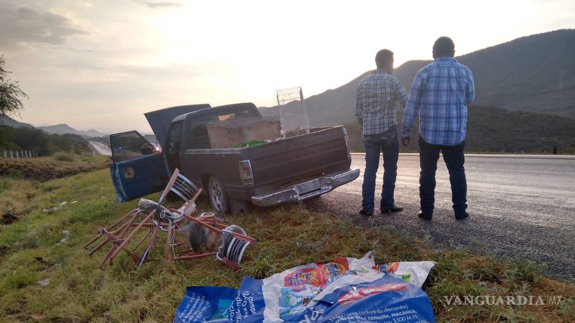 Camioneta es descarrilada por tráiler en la carretera a Torreón