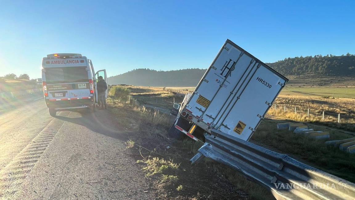 Saltillo: Cansancio vence a trailero y sale del camino en la carretera 57