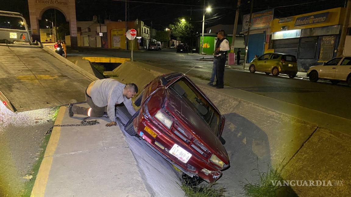 A bordo de un automóvil, amigos caen a canal pluvial de la colonia La Herradura en Saltillo