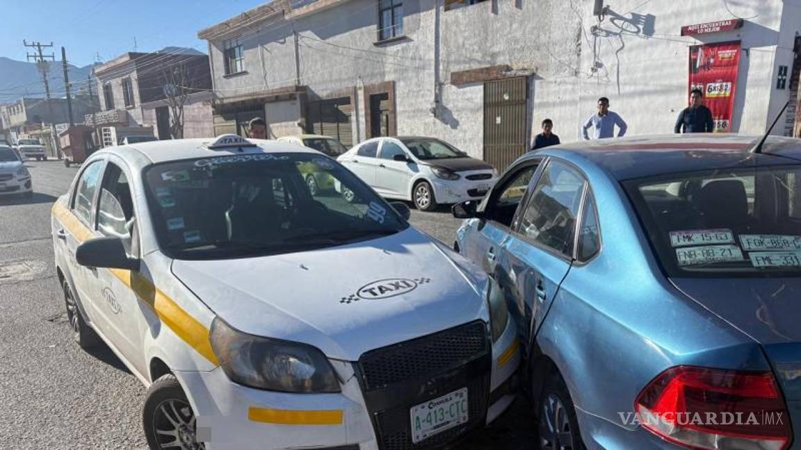 $!El impacto proyectó al automóvil contra un taxi que esperaba incorporarse.