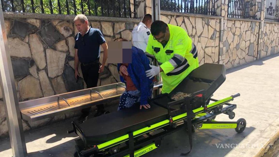 $!Personal de la Secretaría de Salud brindó atención a Herminia antes de trasladarla a un hospital para recibir tratamiento por los golpes sufridos en el accidente.