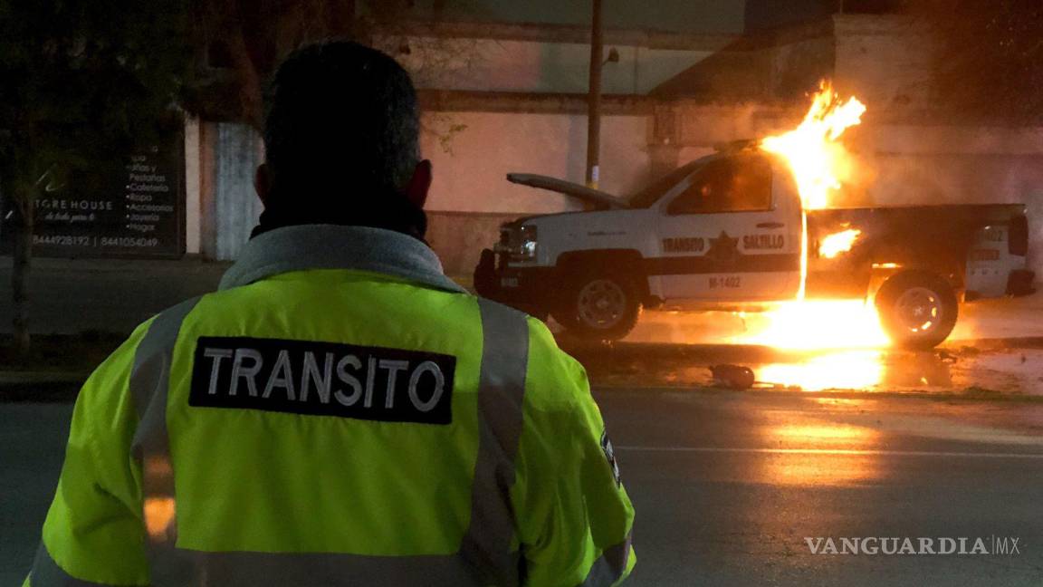 Patrulla termina envuelta en llamas tras presunta falla mecánica, al norte de Saltillo