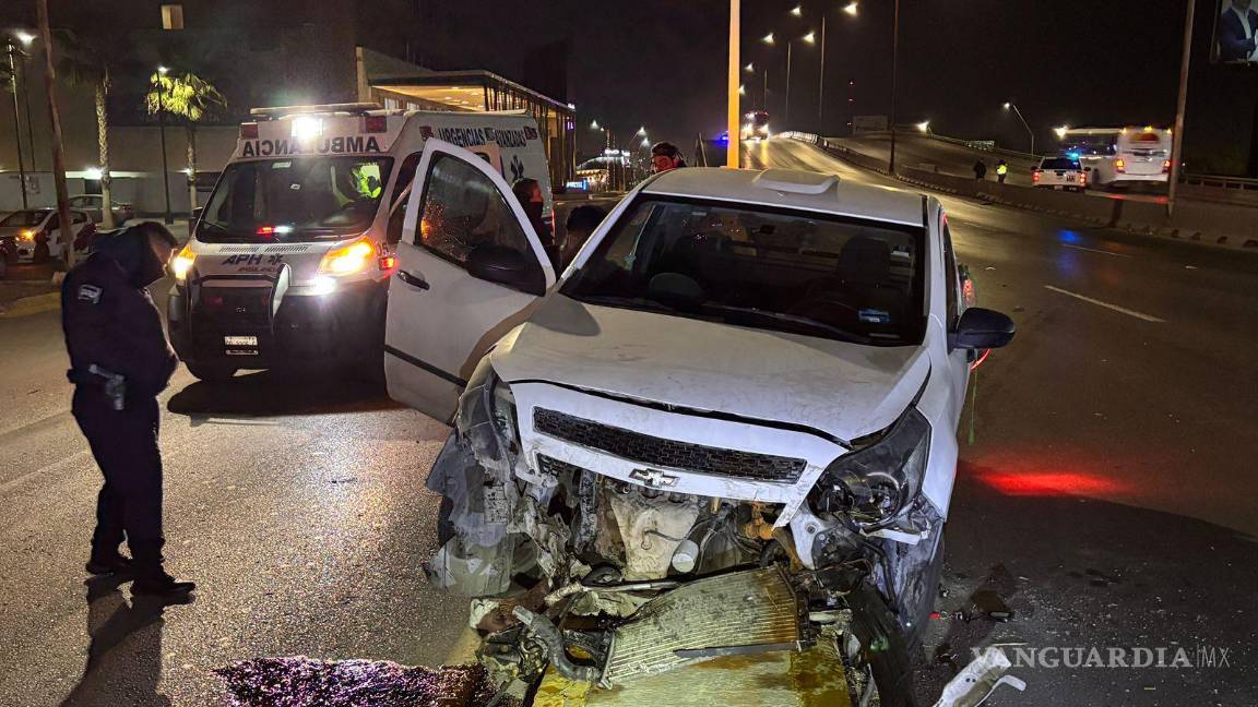$!Elementos de Tránsito Municipal, en el lugar del accidente, abanderaron la zona para evitar más percances.