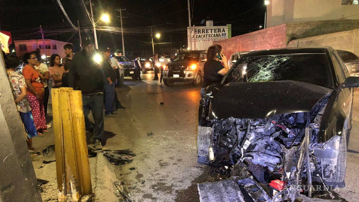 Conductor en estado de ebriedad destroza su auto en la colonia Loma Linda, al oriente de Saltillo