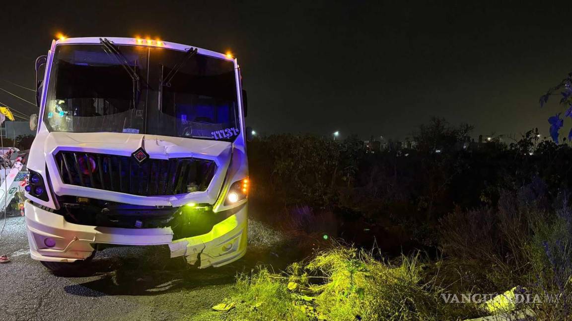 Saltillo: transporte de personal derriba poste de concreto tras perder el control en una curva