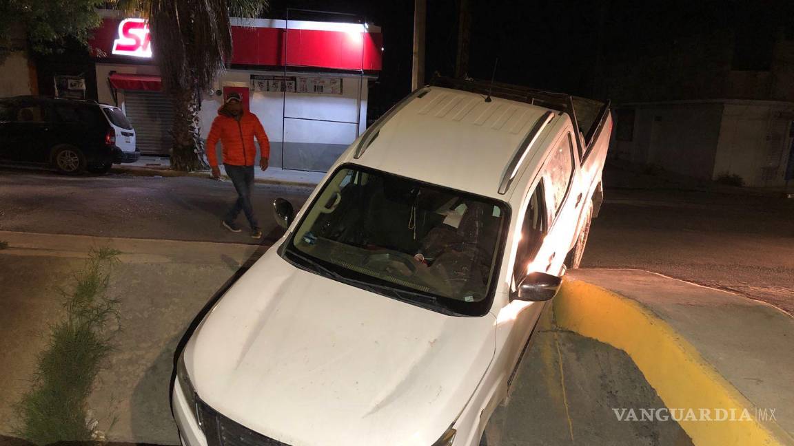 $!Una grúa fue enviada al lugar para sacar la camioneta del drenaje pluvial y trasladarla a un corralón, donde se iniciará el proceso legal correspondiente.