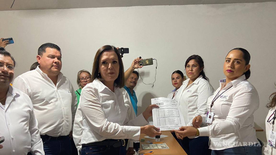 $!Sara Irma Pérez recibió su constancia como candidata a la Alcaldía de Frontera.