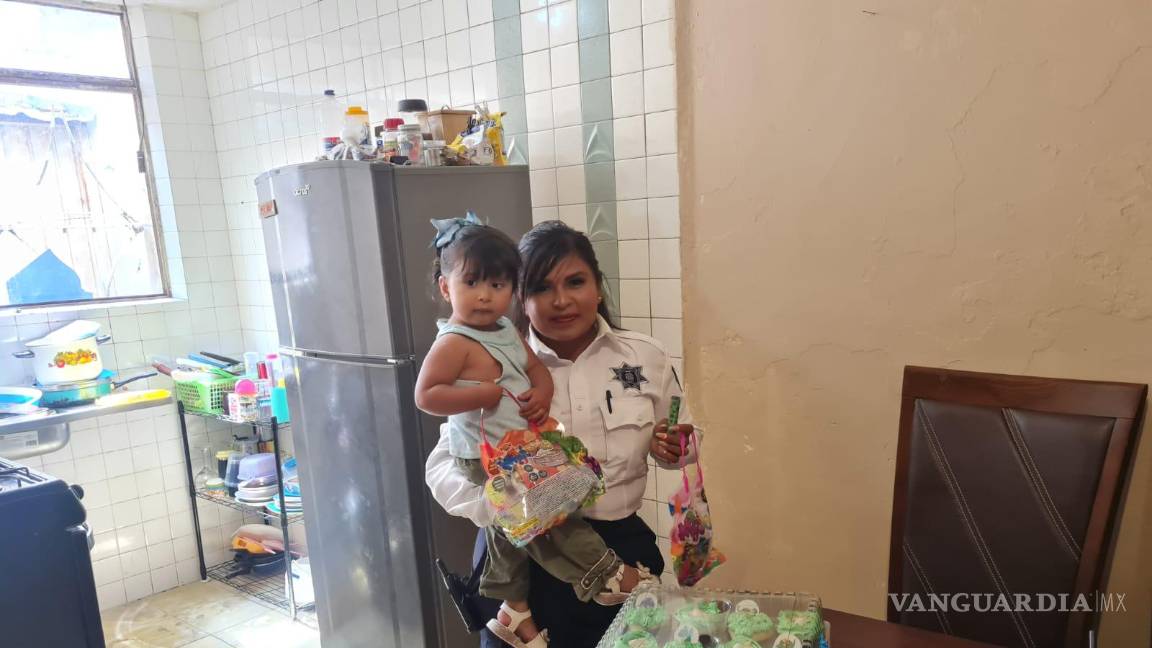 Dos oficiales de Tránsito de Saltillo dan alegría a un pequeño y su familia