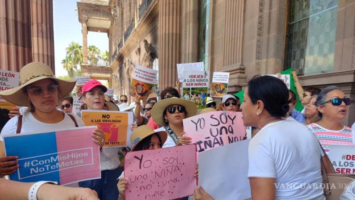 $!A la protesta pacífica acudieron padres de familia, maestros y hasta menores de edad que están en contra del contenido de los nuevos libros de texto para el ciclo escolar 2023-2024