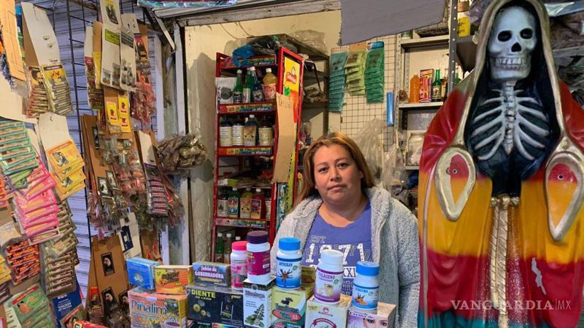 $!“Son fechas importantes para quienes trabajan la santería, son fechas en que ellos más tienen trabajo y la venta de artículo como veladoras, imágenes de la muerte o hierbas se venden más que en el resto del año”, comentó Doña Leticia