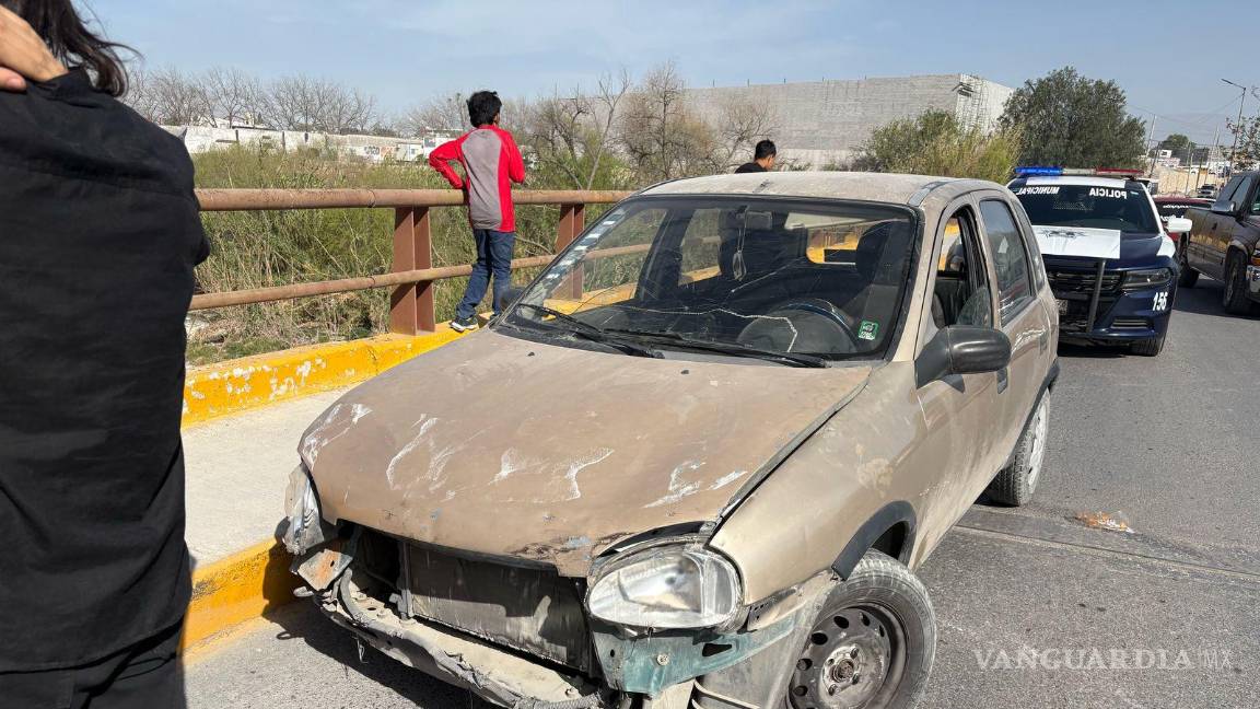 Derrapa su auto y le da por detrás a motocicleta; deja dos lesionados en Ramos