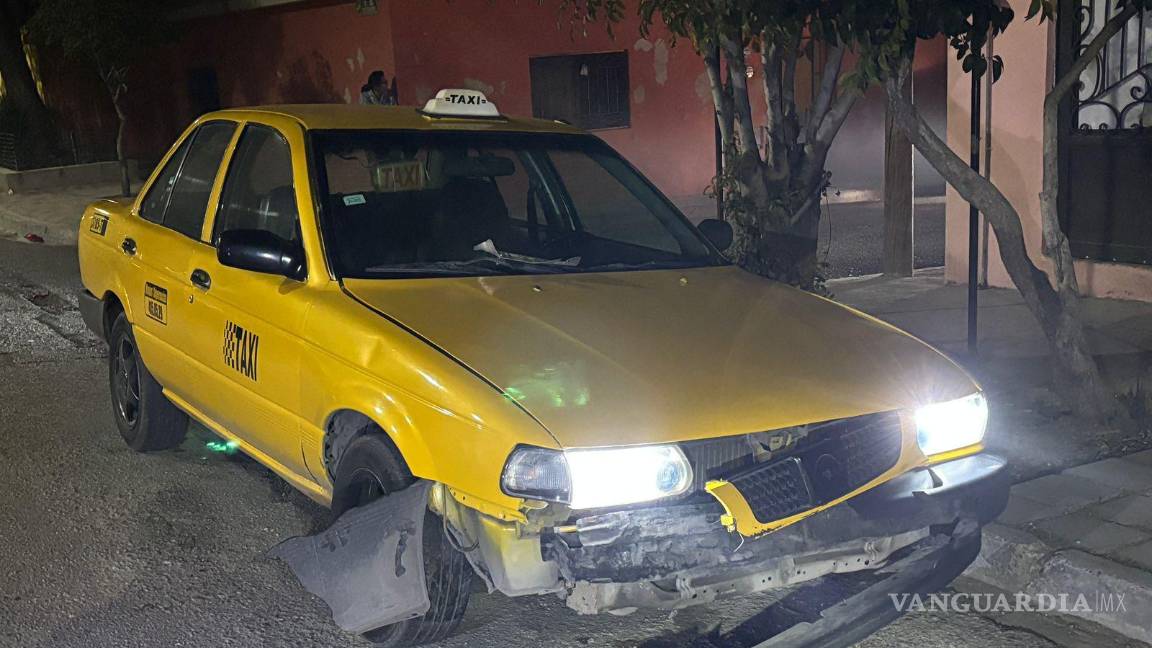 $!La motocicleta del responsable y el taxi involucrado fueron asegurados por las autoridades y llevados a un corralón.