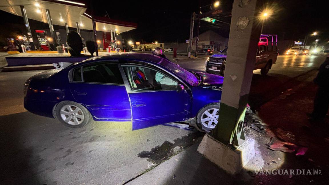 $!Autoridades detuvieron al conductor del Nissan, quien presentaba aliento alcohólico.