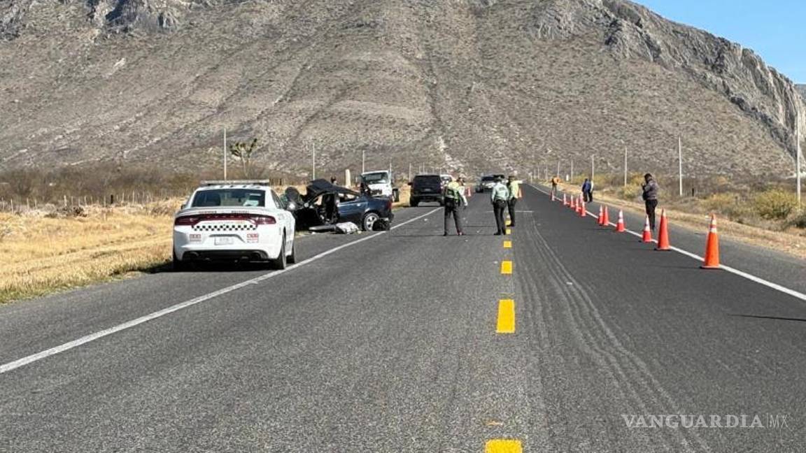 $!El automóvil Pontiac permaneció sobre el acotamiento mientras se realizaban las diligencias.