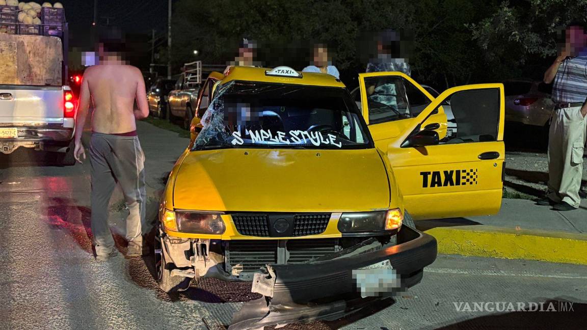 $!El taxi terminó sobre la banqueta tras ser impactado por la camioneta.