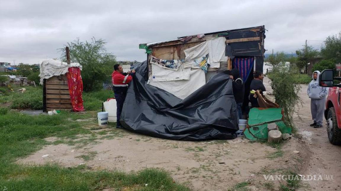 $!Personal de Protección Civil distribuye cobertores y refuerza viviendas para proteger a las familias de las bajas temperaturas invernales.