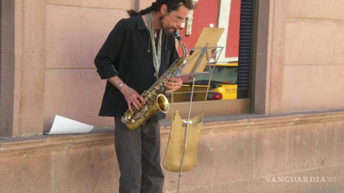 Saltillo: saxofonista de la calle Victoria se encuentra internado por neumonía